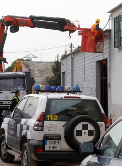 Un momento del derribo de las chabolas de la Cañada Real