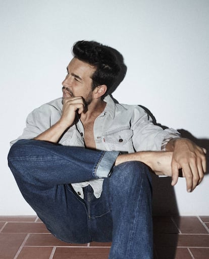 Vestido de Levi's, el actor espera impaciente el estreno el mes que viene de ‘El practicante’, en Netflix.