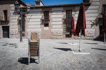 Sillas recogidas de un bar en la calle de la Cava Baja