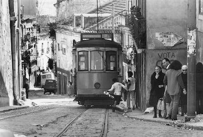 Un tranvía en una calle de Lisboa en una foto sin datar.