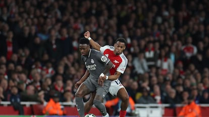 Jurrien Timber y Vinicius durante el partido de ida de Champions ante el Arsenal.