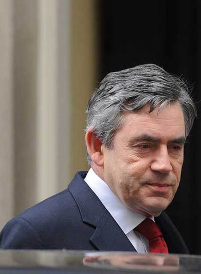 Gordon Brown, a la salida de su residencia oficial en Londres.