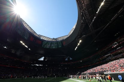 The sun over Mercedes-Benz Stadium in Atlanta, Georgia (USA) during a game in October 2023. 