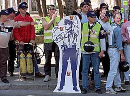 Un grupo de agentes locales protestan, ayer frente al Parlamento andaluz.