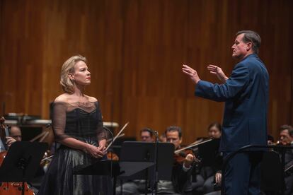 Elīna Garanča y Christian Thielemann al frente de la Filarmónica de Viena durante la interpretación de la 'Rapsodia para contralto' de Brahms en la Grosses Festspielhaus de Salzburgo el pasado jueves.