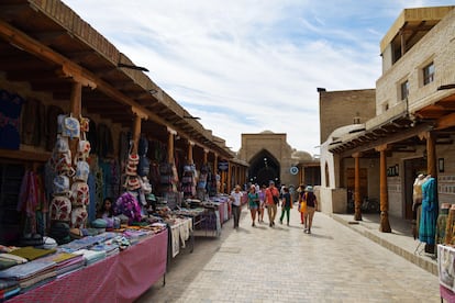 Una calle turística de Bujara.