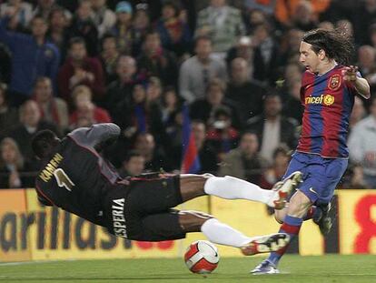 Messi intenta superar a Kameni.