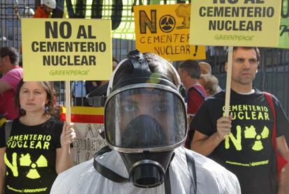 Manifestación de protesta por la instalación del cementerio nuclear o ATC en la localidad de Zarra (Valencia), ante la sede del Ministerio de Industria de Madrid.