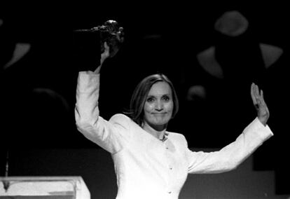 Pilar Miró recibe el premio Goya a mejor dirección en la entrega de los premios Goya, cuya emisión por TVE ella misma dirigió, en enero de 1997.