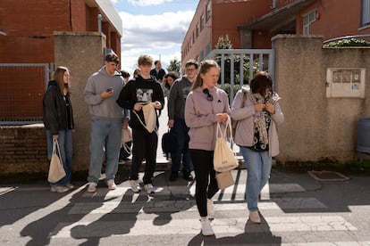 Los alumnos lituanos de intercambio en la puerta del IES Aliste.