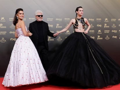 Pedro Almodóvar, Penélope Cruz y Milena Smit, este sábado en Valencia.