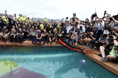 El piloto australiano de Red Bull Daniel Ricciardo salta a una piscina para celebrar la victoria en el Gran Premio de Fórmula1 de Mónaco, el 27 de mayo de 2018.