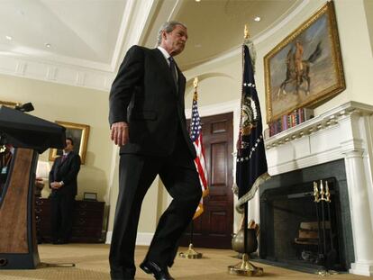Bush abandona la sala Roosevelt en la Casa Blanca tras informar del plan de automóvil.