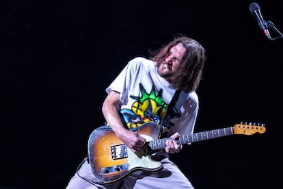 John Frusciante, durante uno de sus solos de guitarra en el recital de Red Hot Chili Peppers. 