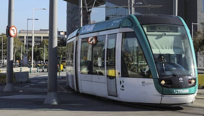 El tramvia de Barcelona, a la plaça de les Glòries.