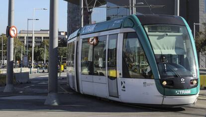 El tranvía de Barcelona, en la plaza de las Glòries