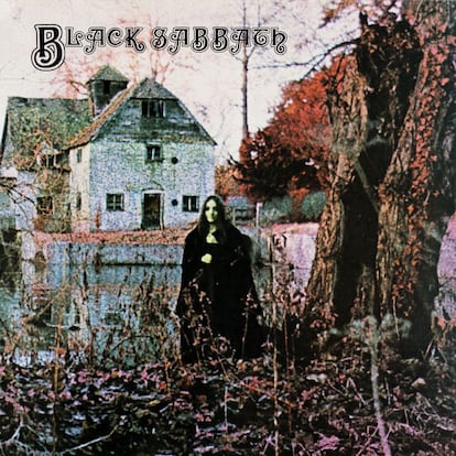 La fantasmagórica mujer que aparece en la portada del primer disco de Black Sabbath auguró, ya en 1970, la querencia de los grupos heavy por la muerte, el ocultismo y lo satánico. La imagen, tomada en un molino del siglo XV junto al río Thames, en Mapledurham, Oxfordshire (Reino Unido), cuenta con elementos clásicos del género: un viejo caserón abandonado, la silueta de un cuervo negro y, prueba de agudeza visual, las figuras de un ángel y un demonio sobre uno de los árboles.