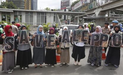 Un grupo de activistas musulmanes de Indonesia levantan pancartas formando la frase 'Save Aleppo' ('Salvar Alepo') durante una protesta frente a la embajada rusa de Jakarta (Indonesia), el 19 de diciembre de 2016.