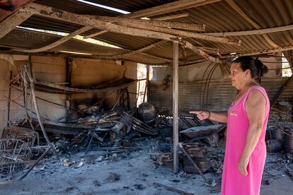 Una vecina afectada por el incendio forestal en Cueva de la Mora (Huelva). 