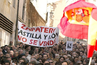 Cabeza la manifestación convocada por el Ayuntamiento de Salamanca ante las puertas del Archivo de la Guerra Civil.