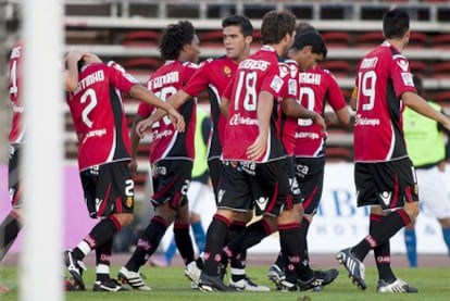Los jugadores del Mallorca festejan el segundo gol de Cavenaghi.
