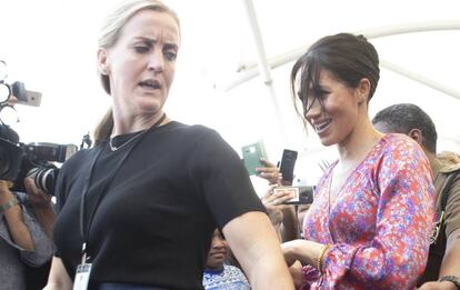 Meghan Markle junto a su jefa de seguridad durante su viaje oficial a Fiji, el pasado octubre.