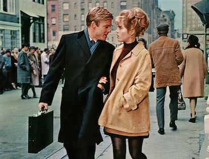¿Deberíamos recuperar el maletín? Redford lo combinó como nadie con un abrigo, en su papel de joven recién casado, en 'Descalzos por el parque' (1967), uno de sus primeros éxitos. En la imagen lo acompaña Jane Fonda. 