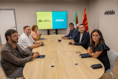 Oriol Junqueras y Arnaldo Otegi, junto a otros dirigentes de EH Bildu y ERC, en la reunión celebrada este lunes en la sede de la formación vasca en San Sebastián.
