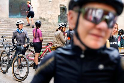 Miembros del Girona Gravel Girls Club justo antes de una salida.