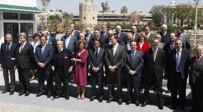 José María Aznar (en el centro), con los miembros de su primera ejecutiva, ayer en Sevilla.