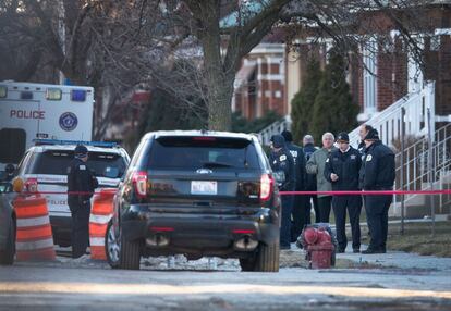 La polic&iacute;a acordona el lugar del asesinato