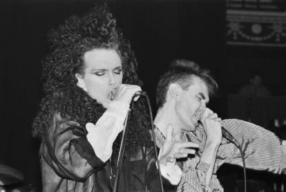 Pete Burns (en la izquierda) durante una actuación en los tiempos de gloria de su grupo Dead or Alive.