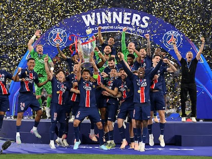 MUNICH, GERMANY - MAY 31: Marquinhos of Paris Saint-Germain lifts the UEFA Champions League trophy after his team's victory, to secure Paris Saint-Germain's first ever UEFA Champions League title in the club's history and a record UEFA Champions League Final winning scoreline of 5-0, following the UEFA Champions League Final 2025 between Paris Saint-Germain and FC Internazionale Milano at Munich Football Arena on May 31, 2025 in Munich, Germany. (Photo by Justin Setterfield/Getty Images)