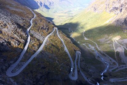 La serpenteante carretera de los Trolls (Trollstigen Scenic Road) vista desde lo alto de su impresionante mirador).