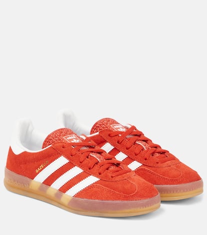 El modelo Gazelle indoor de Adidas en un delicado u precioso antes rojo.