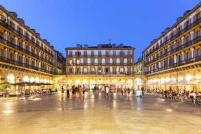 Terrazas en la plaza de la Constitución, en San Sebastián.