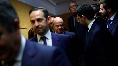 El ministro de Economía, Luis de Guindos, tras la conferencia de prensa en el ministerio que dirige, en Madrid.