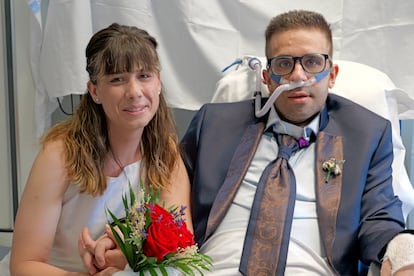 Javier y Esther, después de contraer matrimonio en la UCI del Hospital Gregorio Marañón. 
