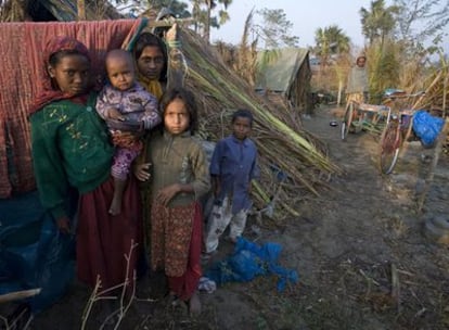 Un grupo de niños refugiados en la playa de Patuakhali, en la punta sur de Bangladesh, tras el ciclón Sidr de 2007.