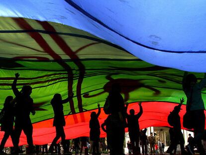 Un grupo de manifestantes enarbola una enorme bandera mapuche durante una protesta el pasado septiembre en la ciudad de Concepción.