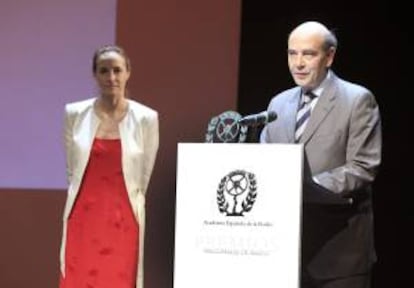 El director de Radio Nacional de España, Alfonso Nasarre, tras recoger el premio Juan Manuel Gozalo de Radiofonismo Deportivo por "Radiogaceta de los Deportes" en la entrega de los Premios Nacionales de Radio 2014, que concede la Academia de las Artes y las Ciencias Radiofónicas de España. EFE/Archivo