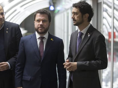 El coordinador nacional de ERC, Pere Aragonès (centro), junto al 'president' Quim Torra (izquierda) y el consejero Damià Calvet.