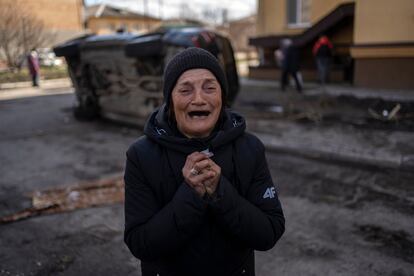 Tania Nedashkivska, de 57 años, llora la muerte de su esposo, asesinado por tropas rusas en Bucha, el 4 de abril.