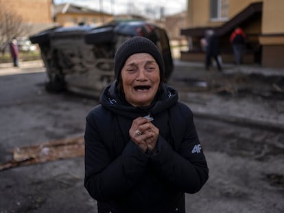 Tania Nedashkivska, de 57 años, llora la muerte de su esposo, asesinado por tropas rusas en Bucha, el 4 de abril.