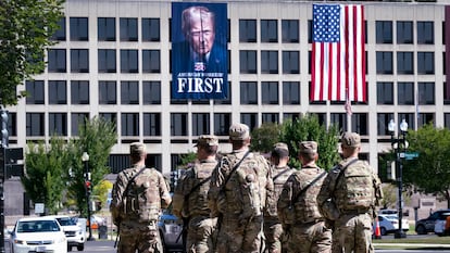 Miembros de la Guardia Nacional patrullan en Washington ante la sede del departamento de Trabajo, el martes.