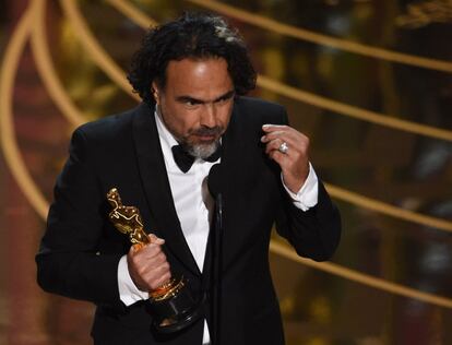 Director Alejandro González Iñarritu recibe el Oscar a la mejor dirección por 'El renacido'. 