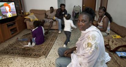 Bombo y su familia están viviendo en un piso cedido por Cáritas, en la calle Cartagena de Barcelona, ya que entregaron su apartamento al banco como dación en pago.