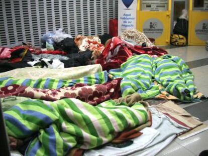 Temporeros desalojados del polideportivo municipal duermen en un cajero de &Uacute;beda.