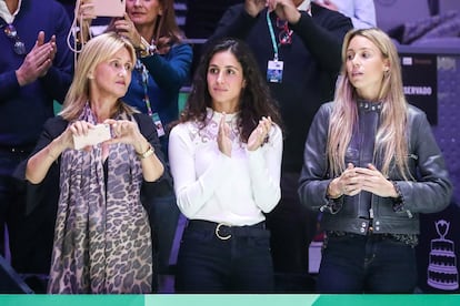 Los familiares de Rafael Nadal celebran una de sus jugadas. Desde la izquierda, Ana María Parera, madre; Xisca Perelló, esposa, y María Isabel Nadal, hermana.