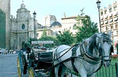 Una de las calesas que realizan recorridos turísticos por el centro histórico de la ciudad de Valencia.